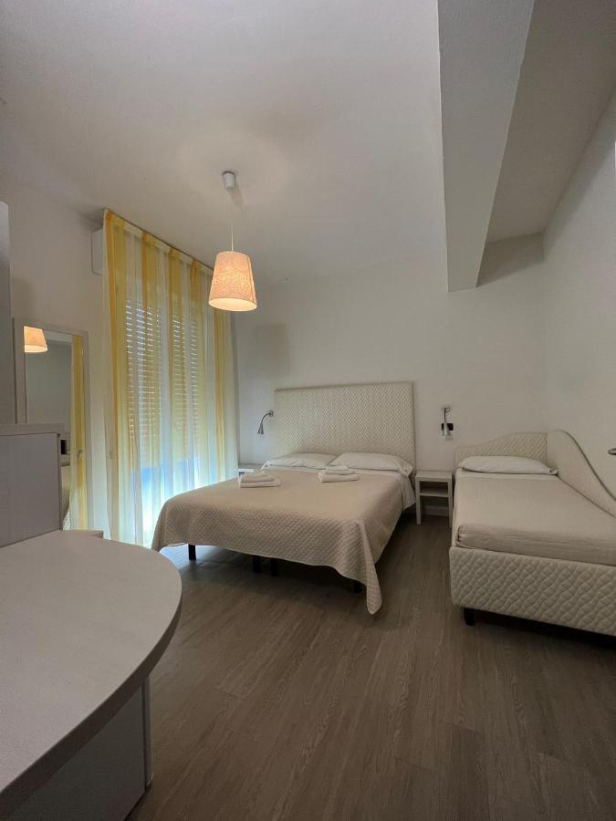 Hotel Leonardo Чезенатико Экстерьер фото