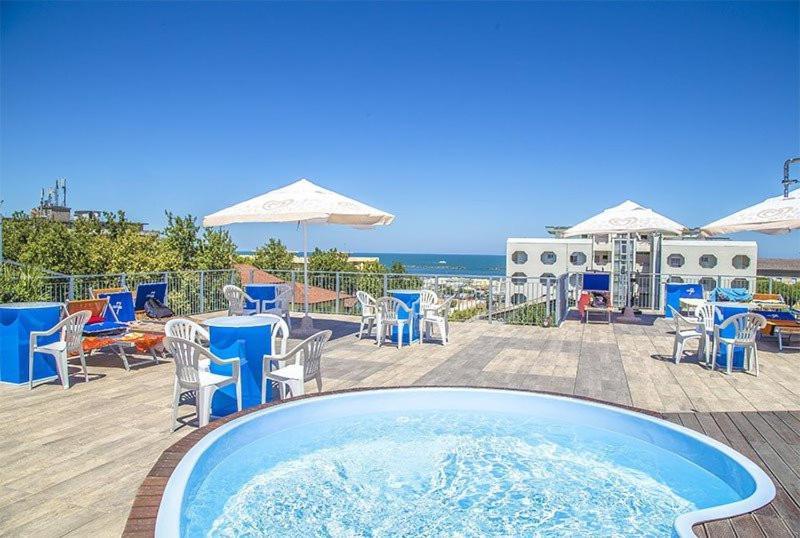 Hotel Leonardo Чезенатико Экстерьер фото