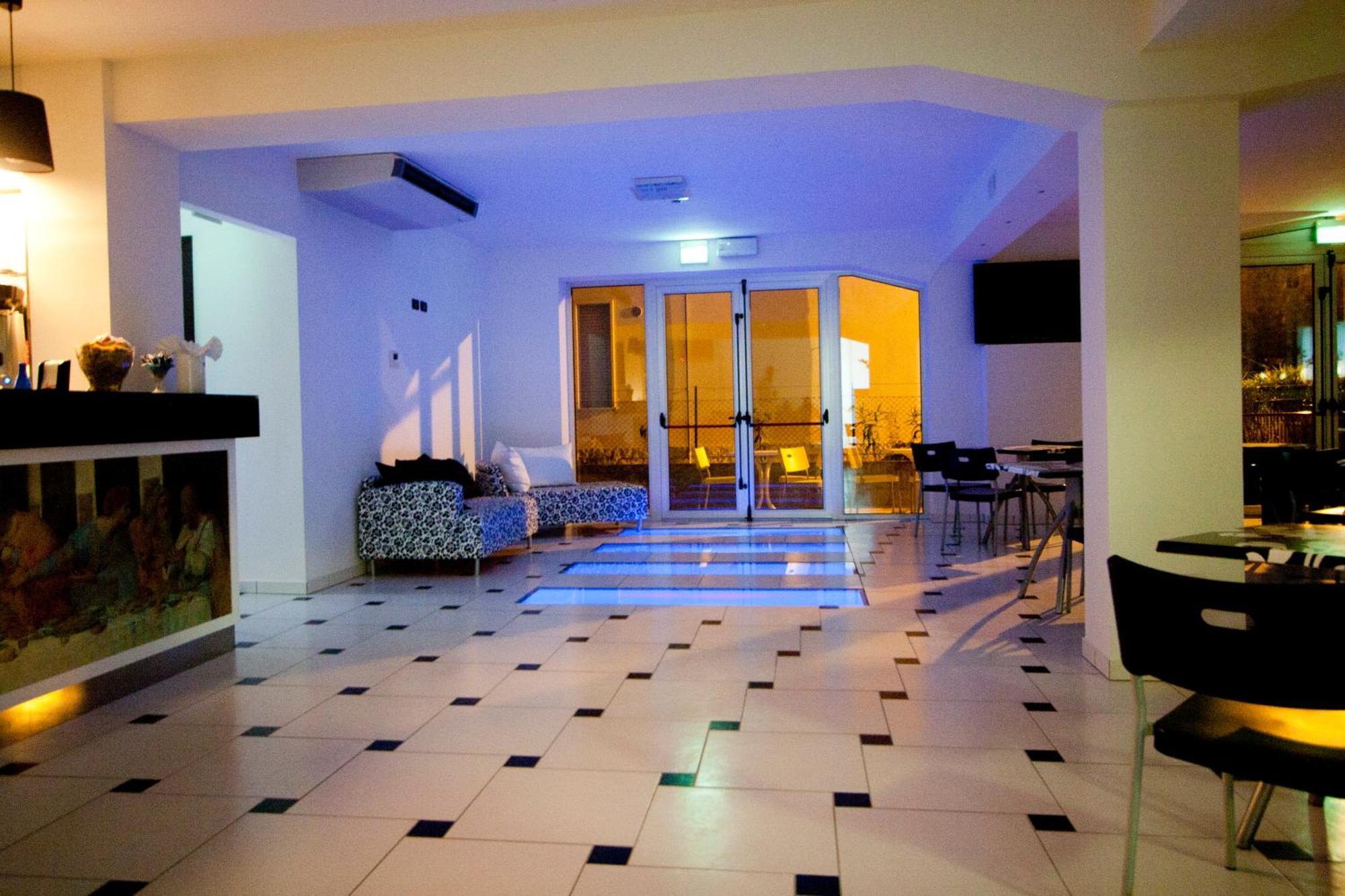 Hotel Leonardo Чезенатико Экстерьер фото