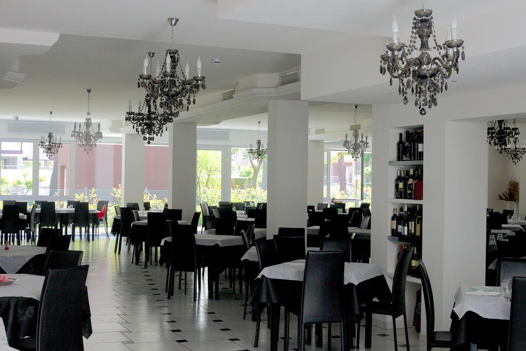 Hotel Leonardo Чезенатико Экстерьер фото