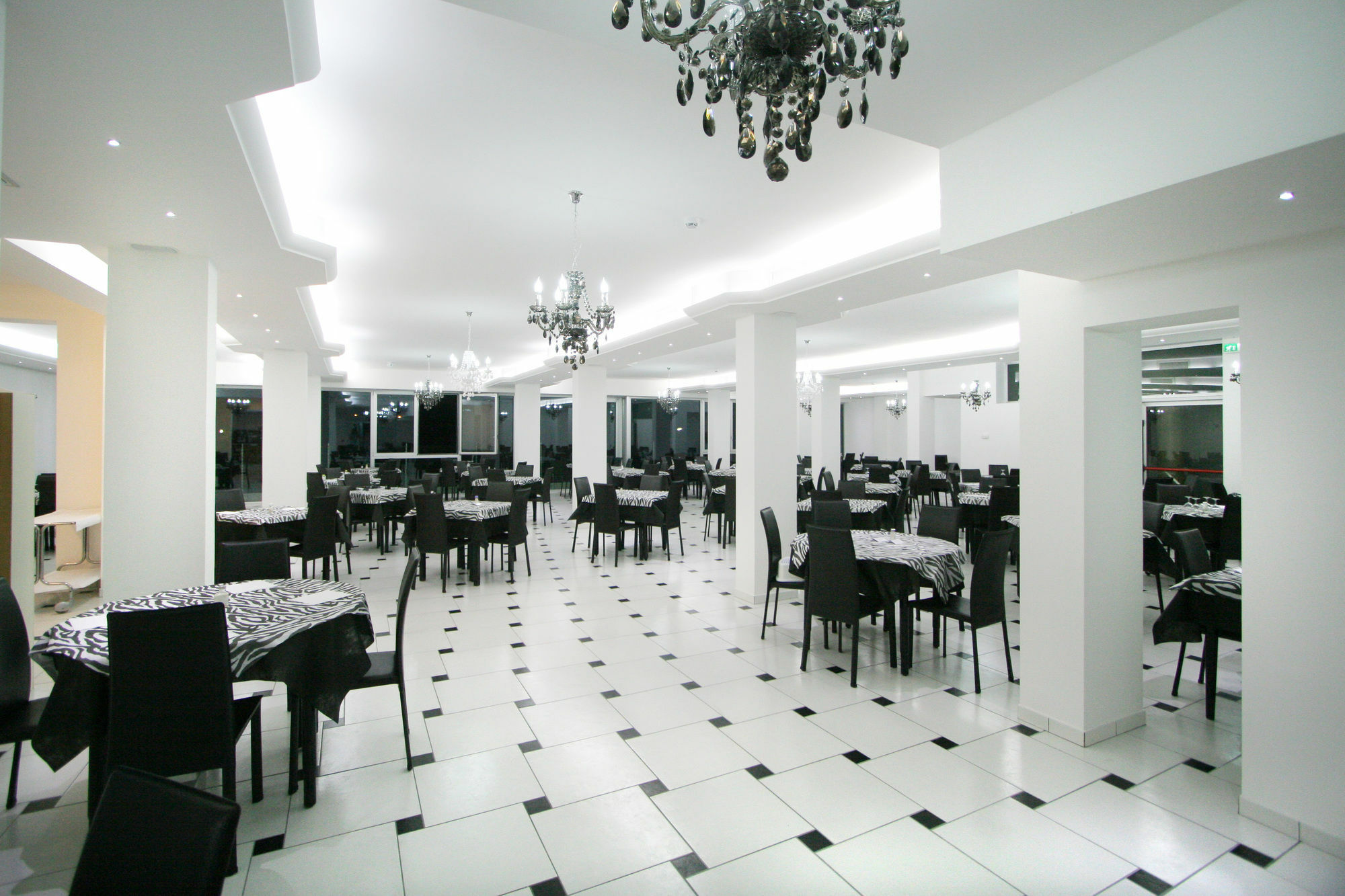 Hotel Leonardo Чезенатико Экстерьер фото